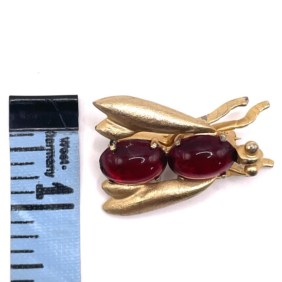 Les Bernard Inc. Vintage Gold Tone Red Cabochon Fly Pin Brooch 60's - Picture 4 of 12
